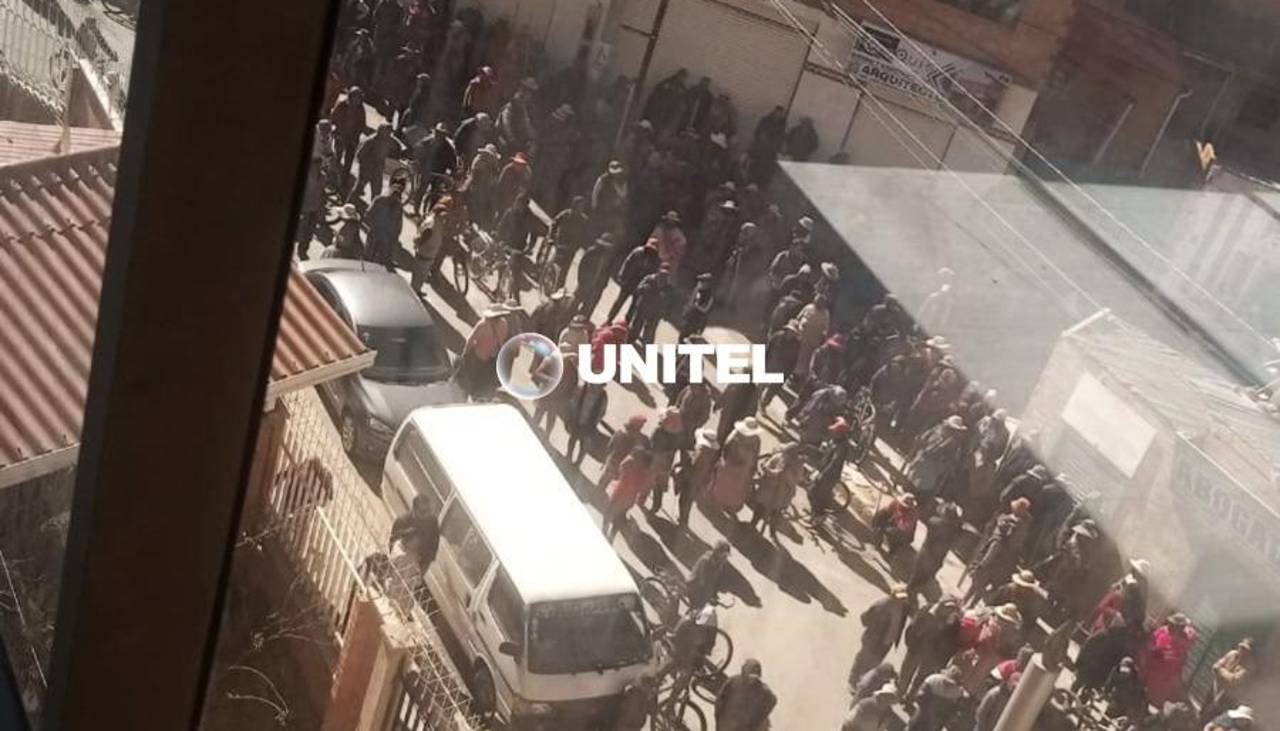 Una turba toma la subalcaldía del Distrito 8 de El Alto, agrede a los funcionarios y prende fuego a las instalaciones