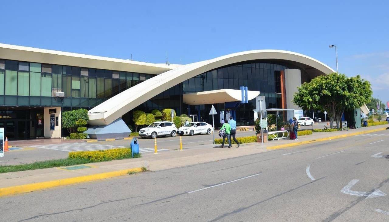 Viajeros dicen que pasajes en avión están un 30% más caros por la alta demanda a causa de los bloqueos 