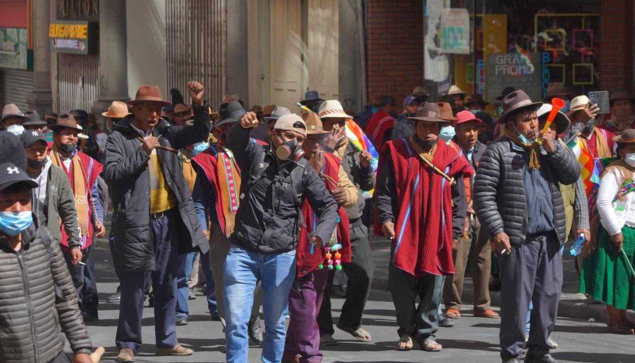 Suben a 32 los puntos de bloqueos en Bolivia, un día después de la violencia en La Paz
