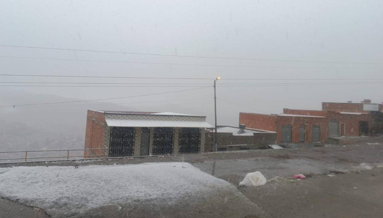 El Alto luce su poncho blanco; la nevada cae desde la noche del domingo y afecta el flujo de los vuelos