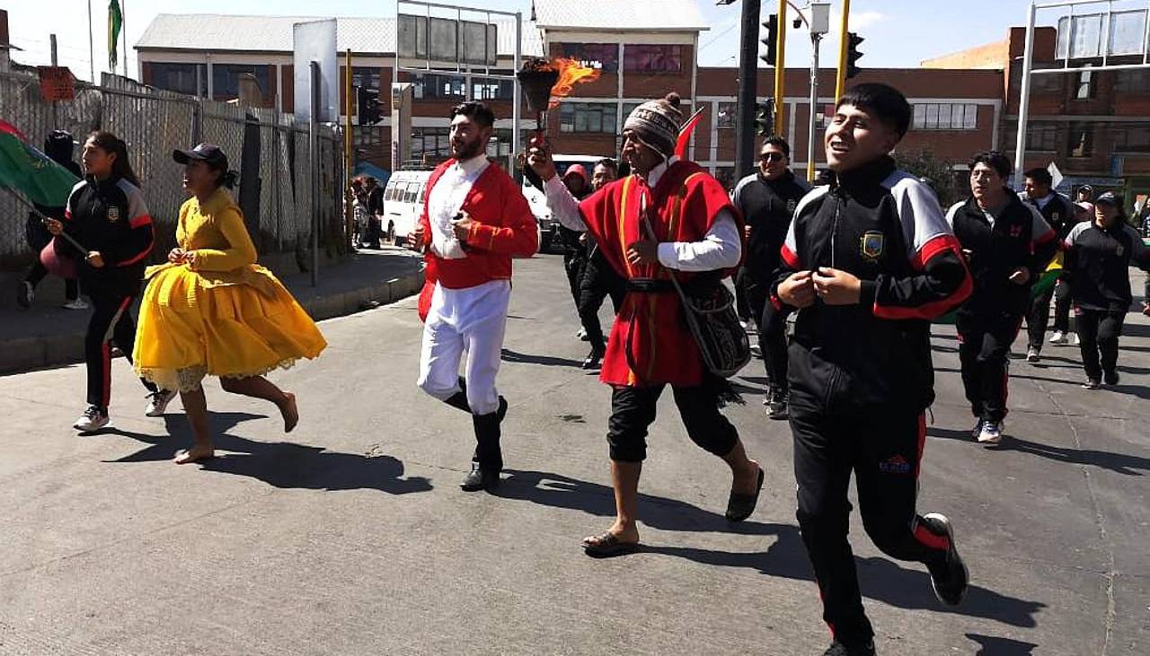 Un chasqui trasladó la Tea de Murillo hasta El Alto para conmemorar los 216 años del grito libertario de La Paz