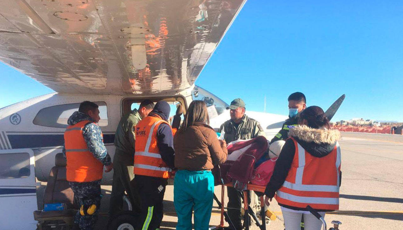 Vía aérea, así fue el traslado de un niño con cáncer desde Uyuni a La Paz para recibir atención médica especializada 
