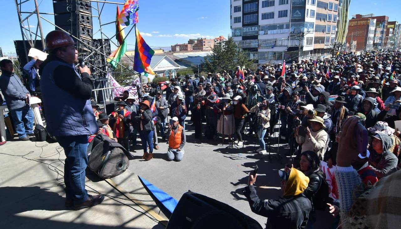 Cabildo de sectores en El Alto rechaza ir al diálogo y ratifica pedido de renuncia de Paz