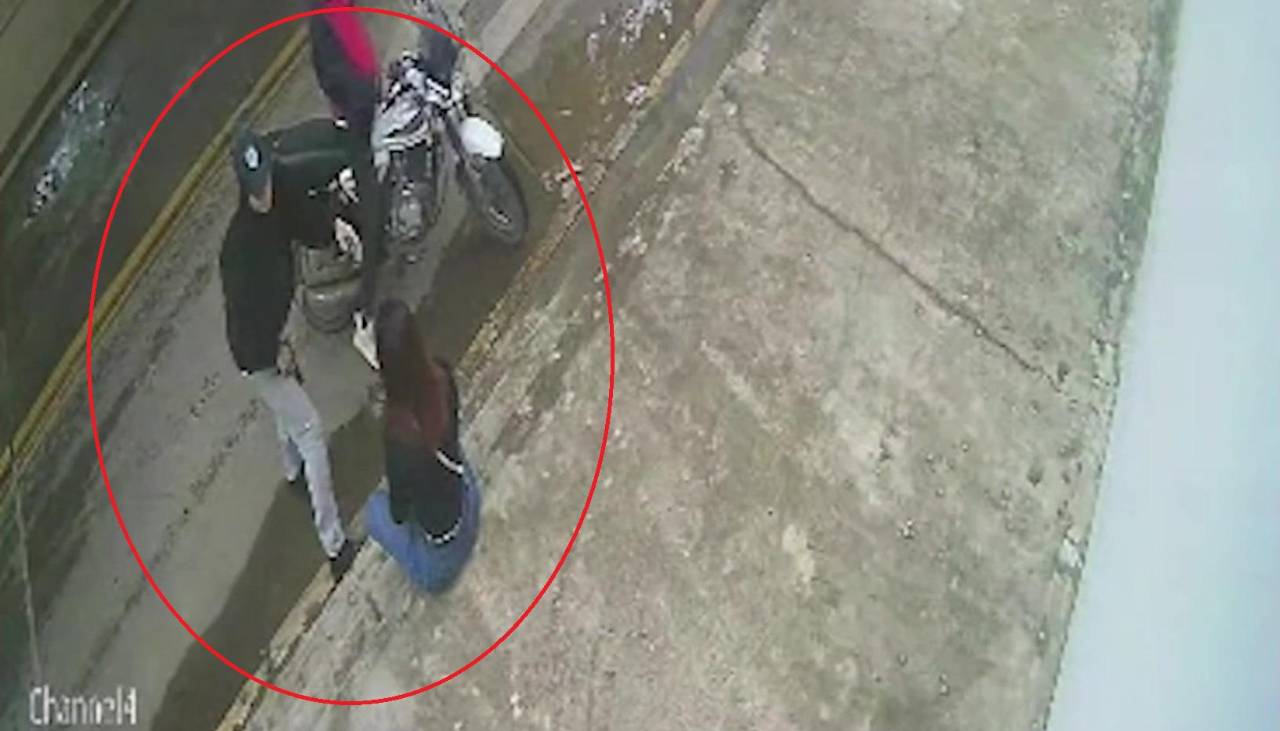Video: Así atracaron a una joven que estaba sentada en una acera en Alto San Pedro