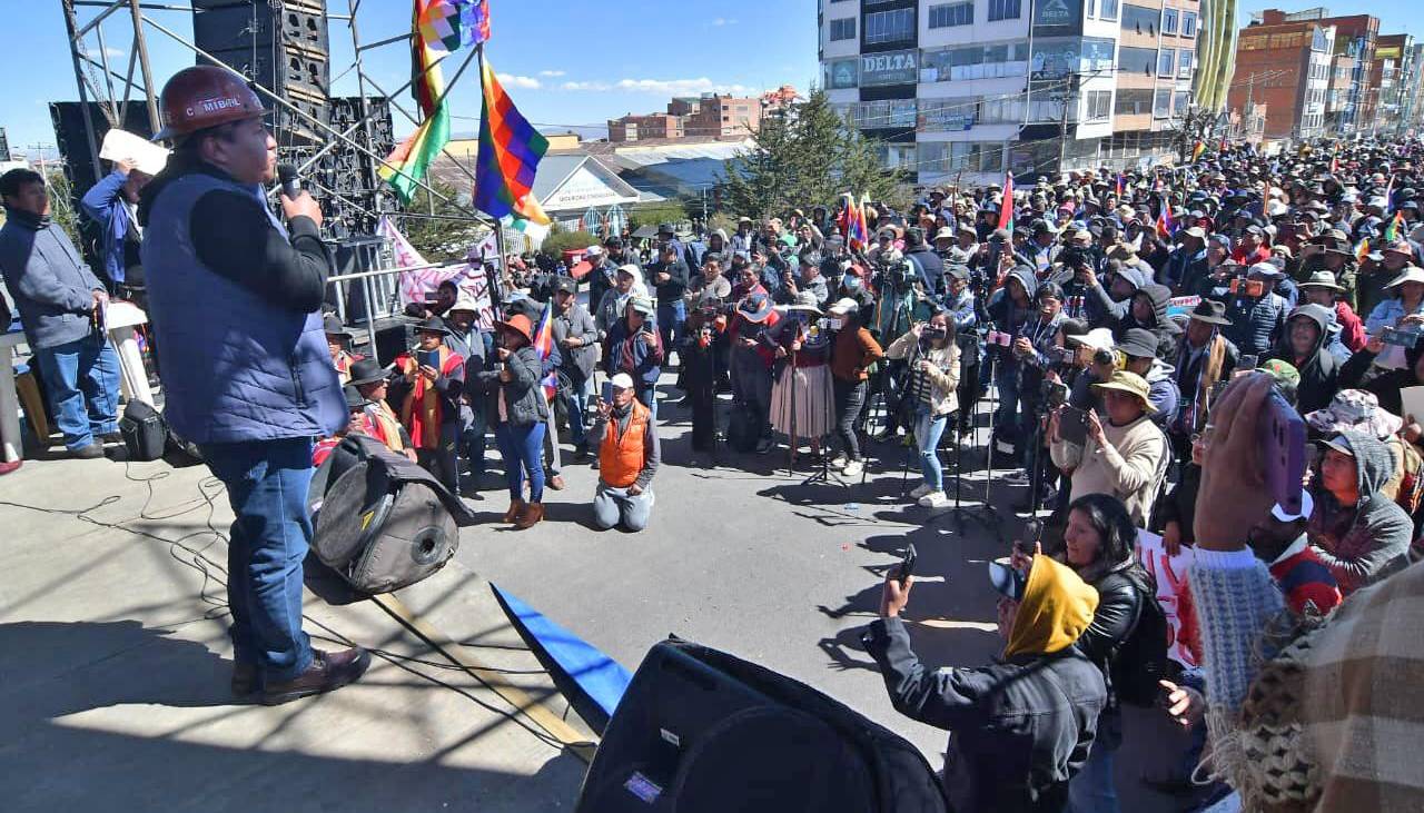 Cabildo de sectores en El Alto rechaza ir al diálogo y ratifica pedido de renuncia de Paz