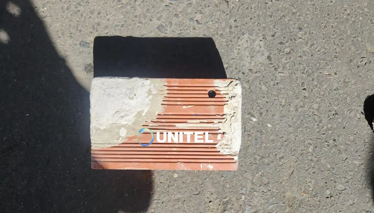Vecinos hallan celular oculto en un ladrillo y temen vigilancia de viviendas en La Paz