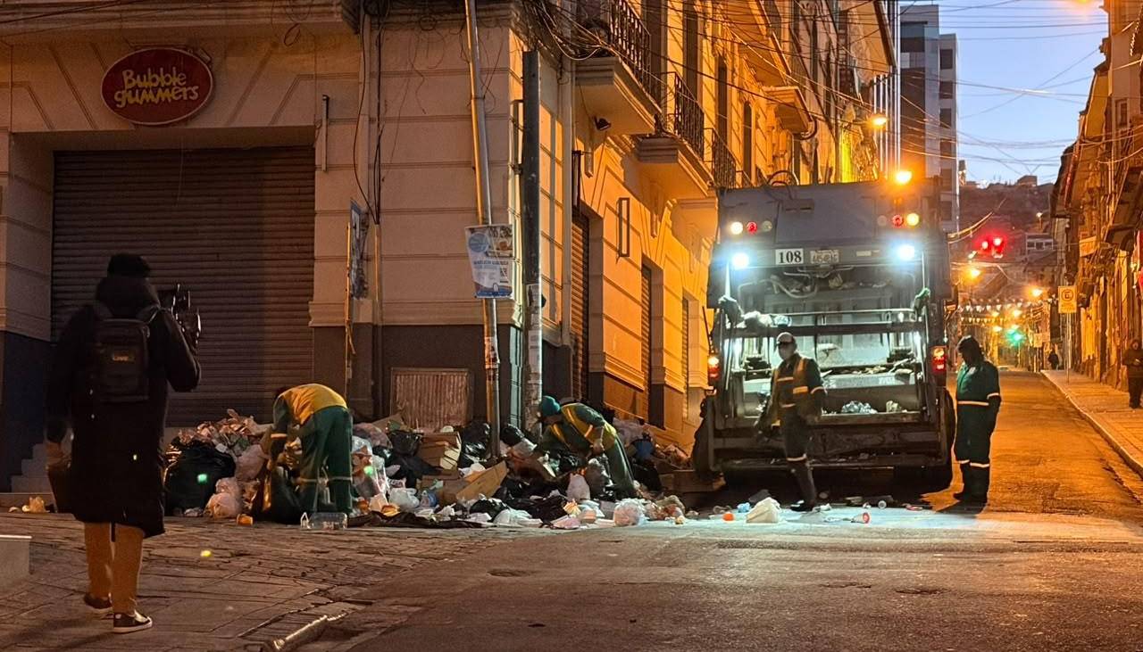 “Hoy La Paz tiene que estar limpia”: Tras el acuerdo, avanza el operativo, aún hay basura en las calles de La Paz 