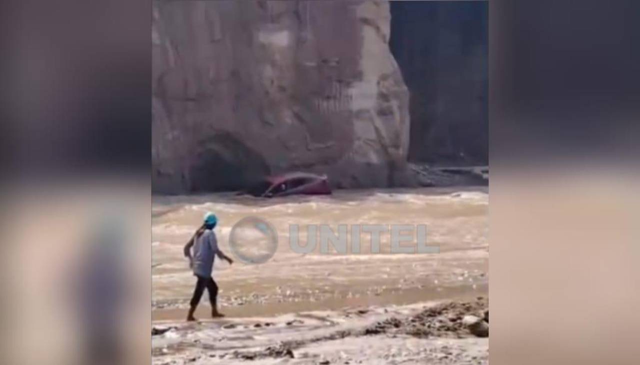 Video del auto arrastrado: El conductor sale ileso en Santa Cruz