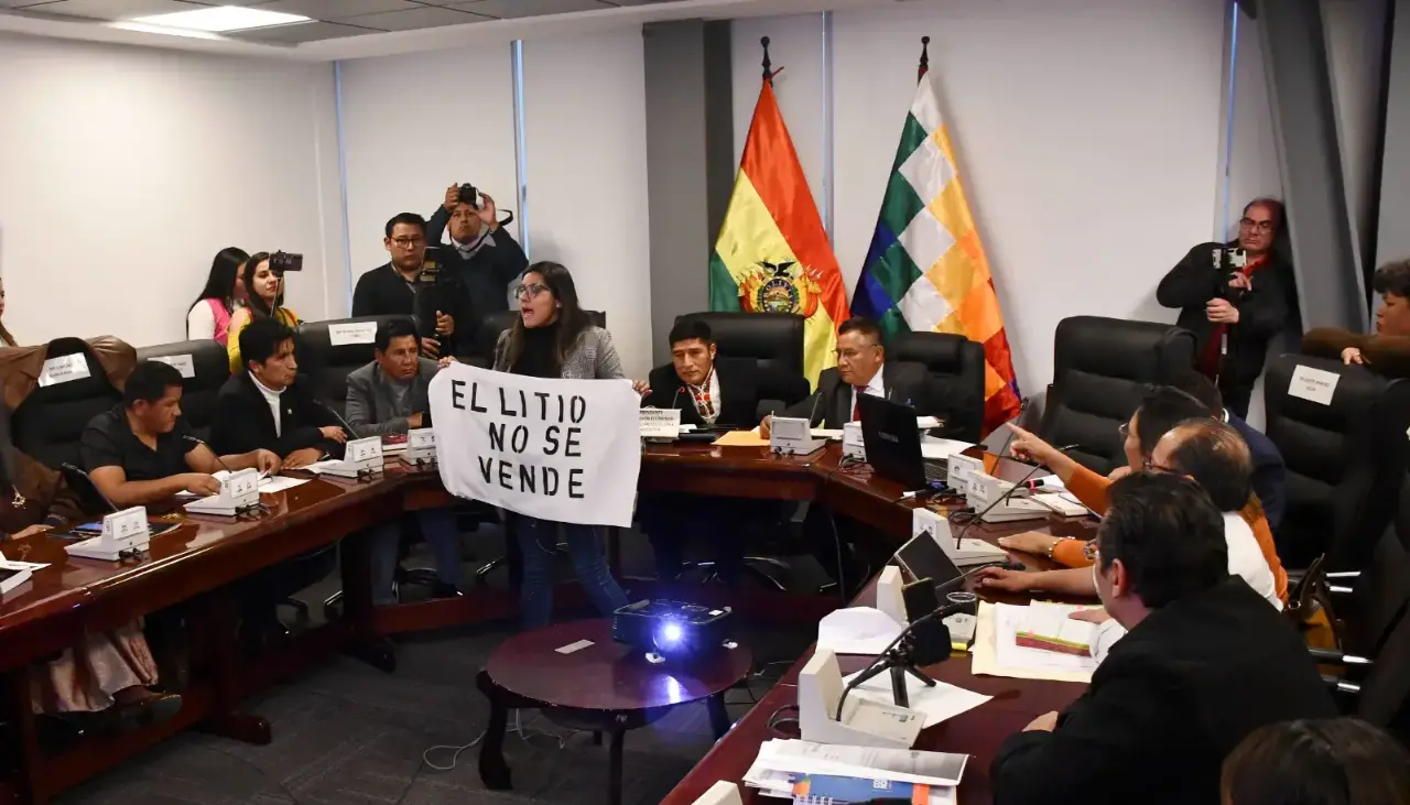 Comisión prevé tratar este lunes un contrato del litio; opositores piden dejar el debate al próximo Gobierno y Legislativo