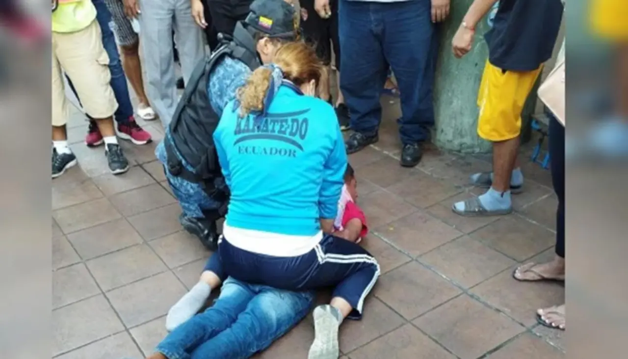 Campeona de artes marciales somete a un hombre que estaba golpeando a su pareja en la calle
