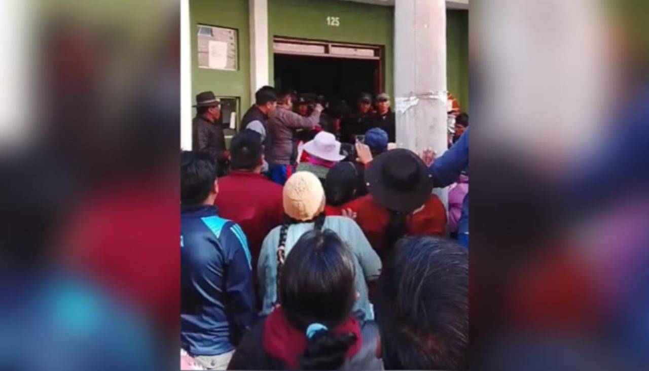 Tras tensión en Viacha, acusados de matar a un chofer se salvan de ser linchados y son llevados de nuevo a celdas
