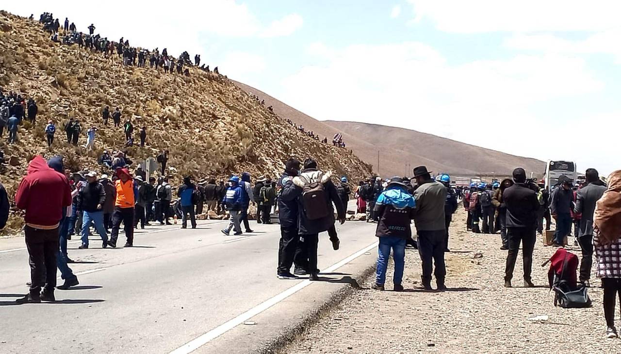 Esperan en cerros y la carretera, arcistas se instalan en Vila Vila para impedir el paso de la marcha de Evo y sus seguidores