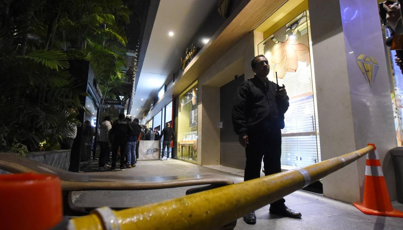 Arrestan a trabajadora de la joyería atracada en un centro comercial, denuncia su esposo