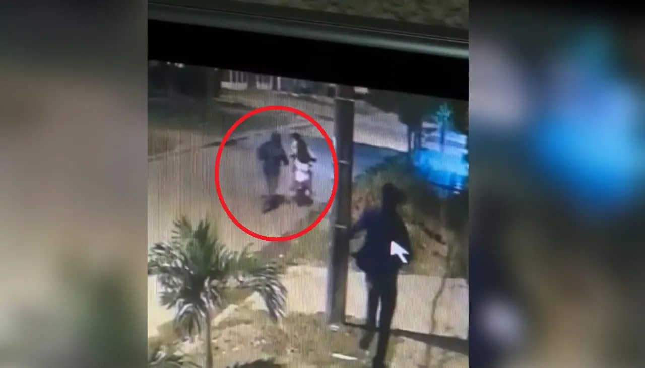 Video graba cuando dos delincuentes en motocicleta tumban a un joven y se llevan una bolsa negra