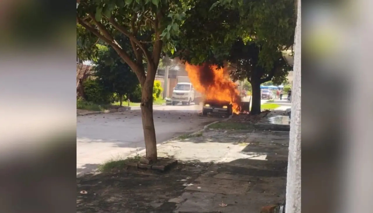 Un vehículo arde y queda reducido a chatarra en plena calle de Santa Cruz de la Sierra