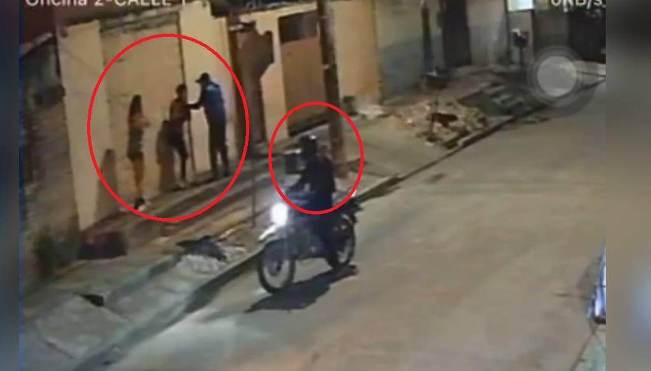 Una pareja es atracada por dos delincuentes en motocicleta; el joven intentó defenderse, pero fue golpeado