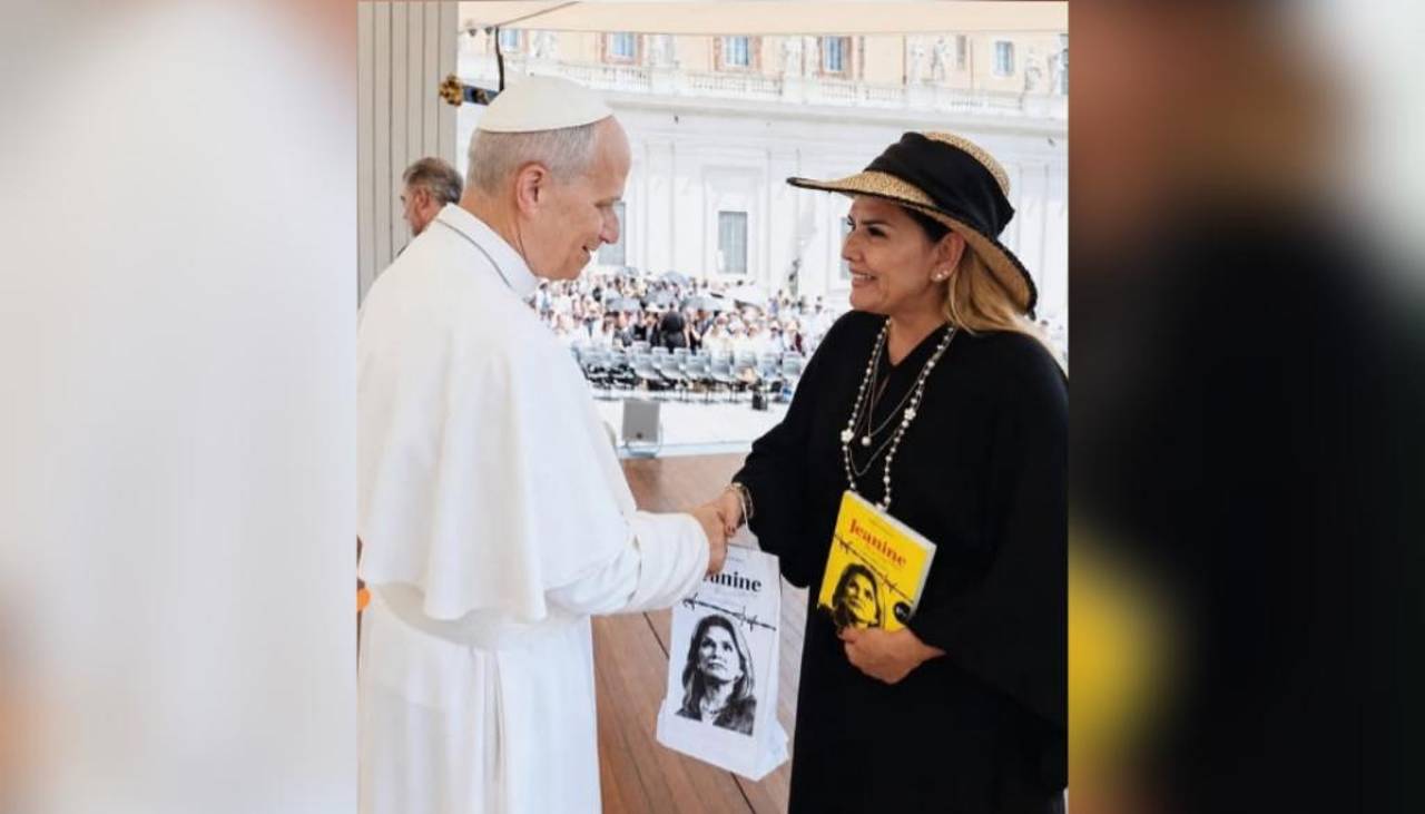 La expresidente Jeanine Añez se reúne con al Papa León XIV en el Vaticano