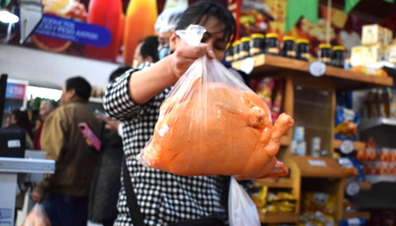 Emapa anuncia venta de carne de pollo a Bs 18 el kilo; EEUU paga el combustible del avión