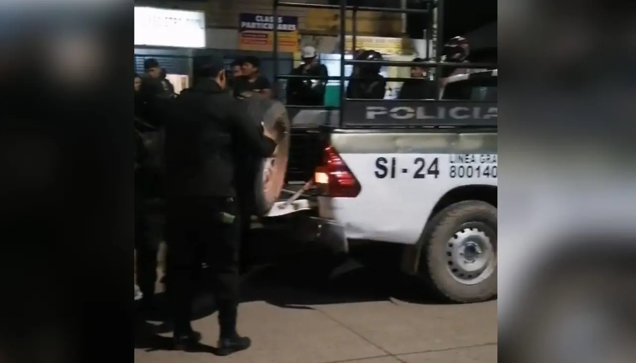 Hombre muere al caer de una camioneta en movimiento y los ocupantes del vehículo avanzan sin percatarse del hecho
