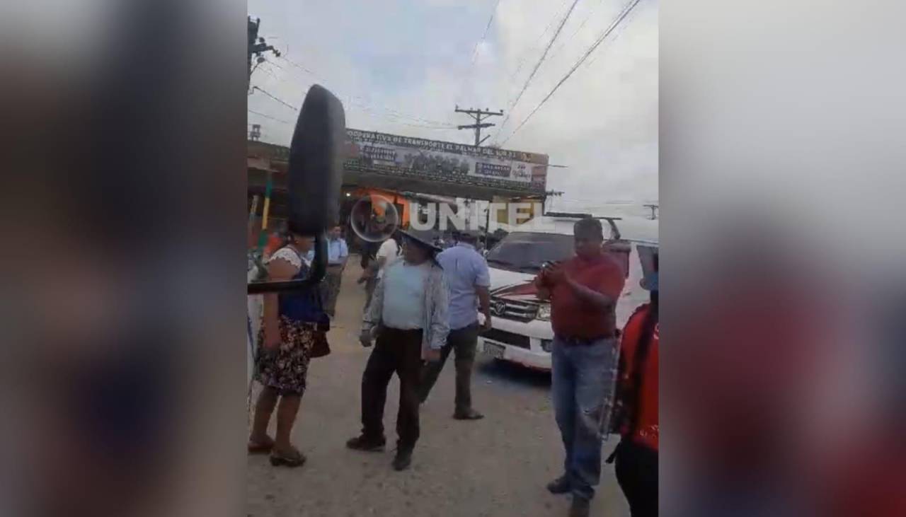 Paro de transporte urbano: pinchan llantas y obligan a que pasajeros se bajen de un micro que estaba circulando 