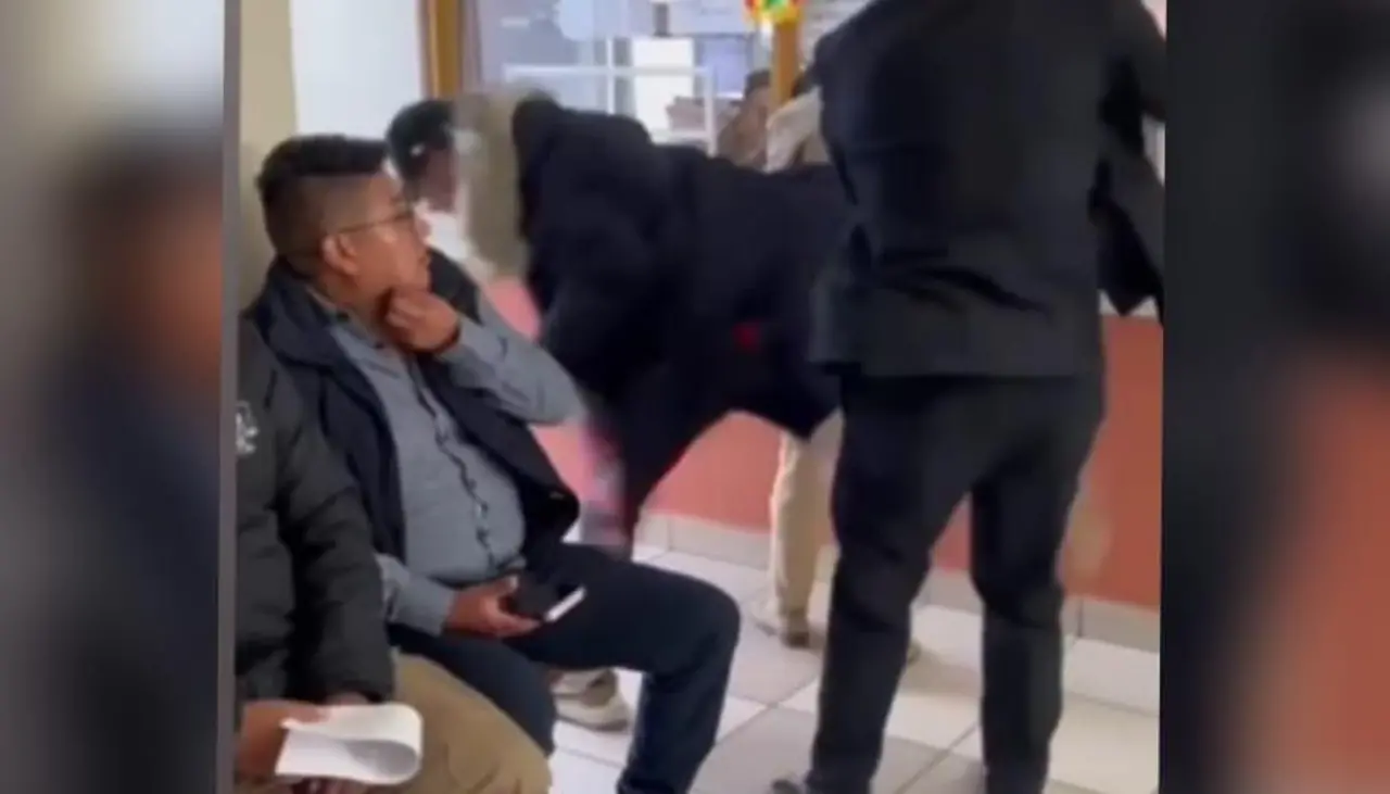 ¿Es luchador profesional?: En Oruro, un abogado reduce a un hombre que intentó golpearlo