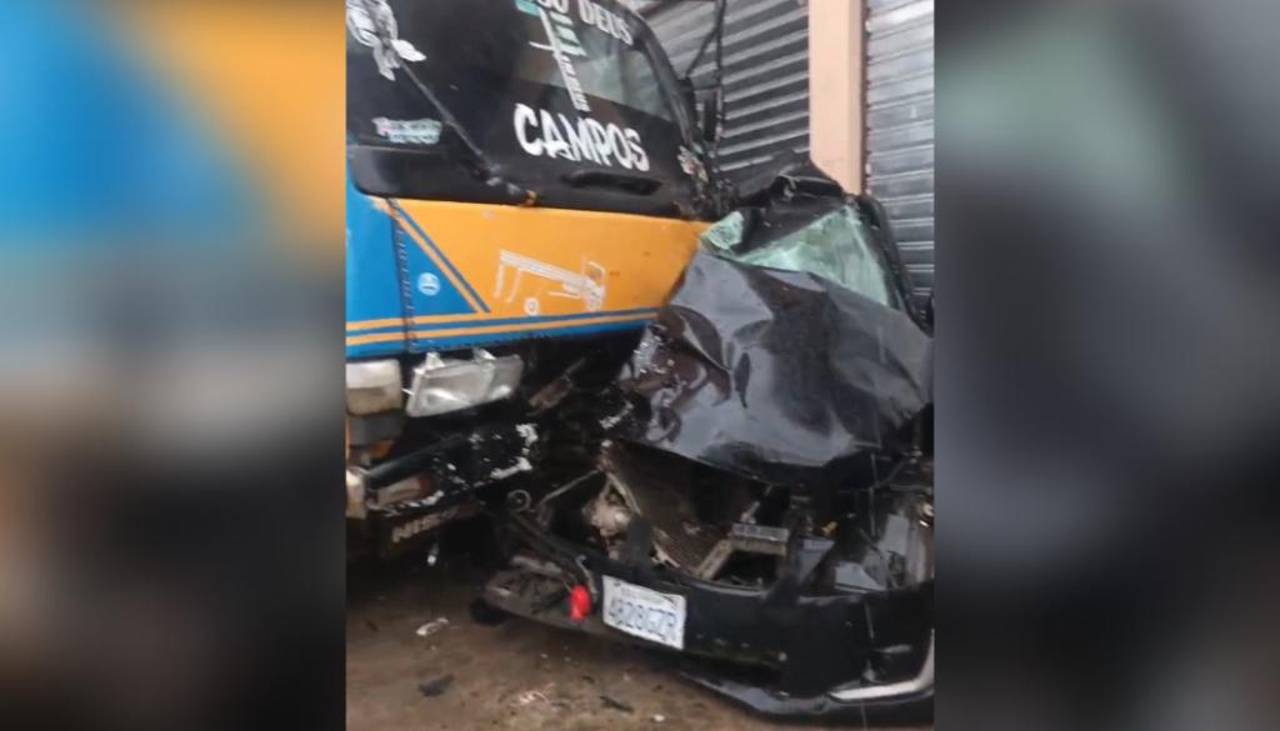 Un vehículo quedó aplastado entre un camión y una tienda; el conductor herido fue rescatado