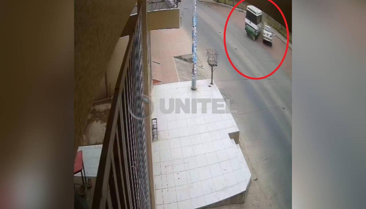 Video: Una pasajera sale expulsada de la ventana de un micro tras choque en Santa Cruz