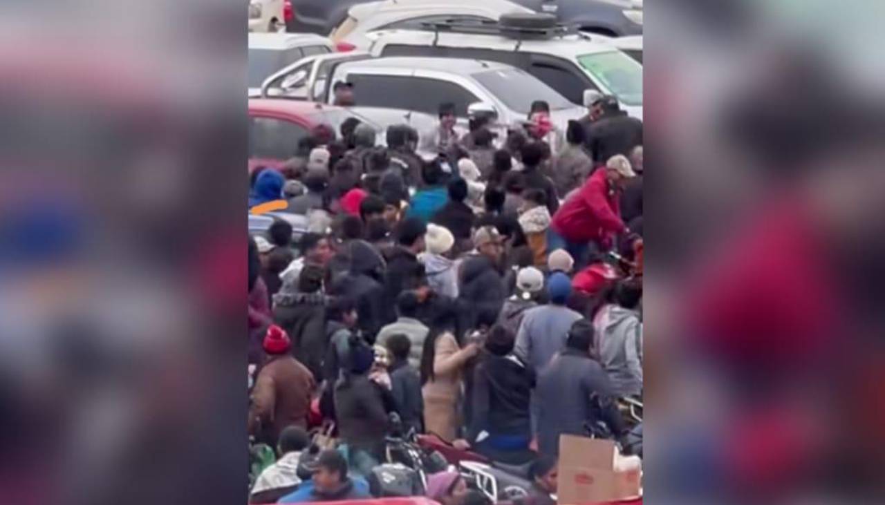 Turba golpea a un hombre acusado de robo y lo amarra en la plaza de San Julián