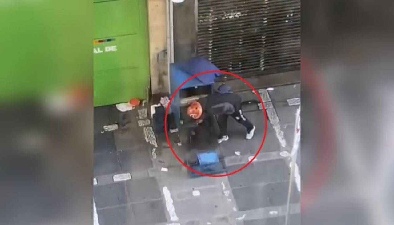 Video: Denuncian que un hombre con casco de minero robó en el puesto de un lustrabotas