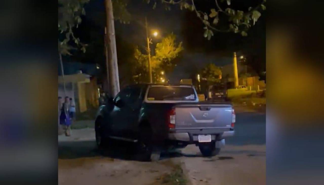 Conductor de camioneta atropella a un padre y su hijo, que estaban en una motocicleta parqueada