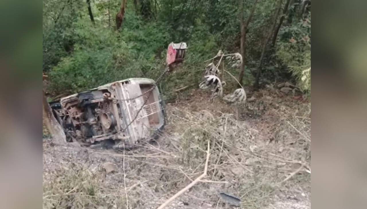 Una roca cae y provoca que un minibús se embarranque e incendie en Petacas