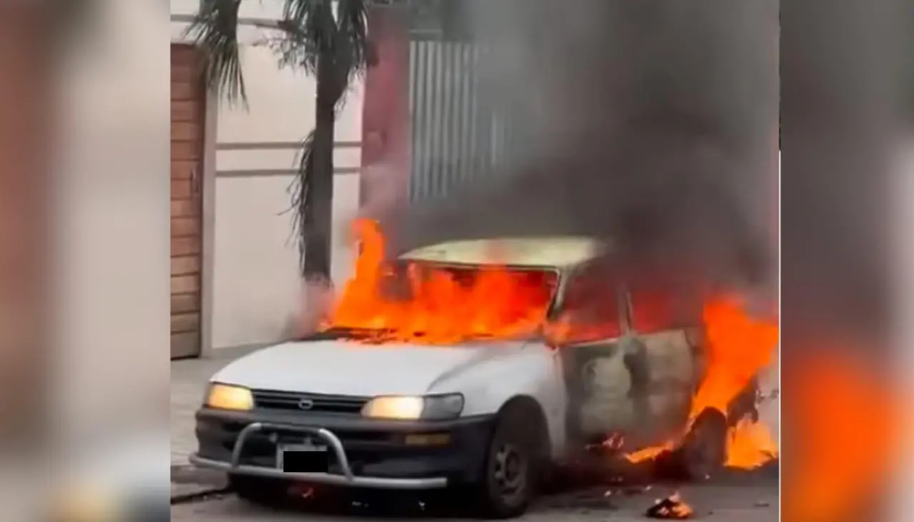 Vehículo arde en llamas y testigo asegura que minutos antes se escuchó gritos de una pareja