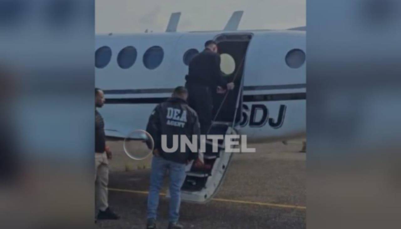 Video: Enmanillado de pies y manos, así subió Sebastián Marset a un avión de la DEA para ser llevado a EEUU