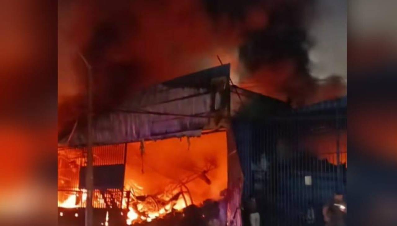 Voraz incendio consume galpones en la zona franca de Iquique en Chile