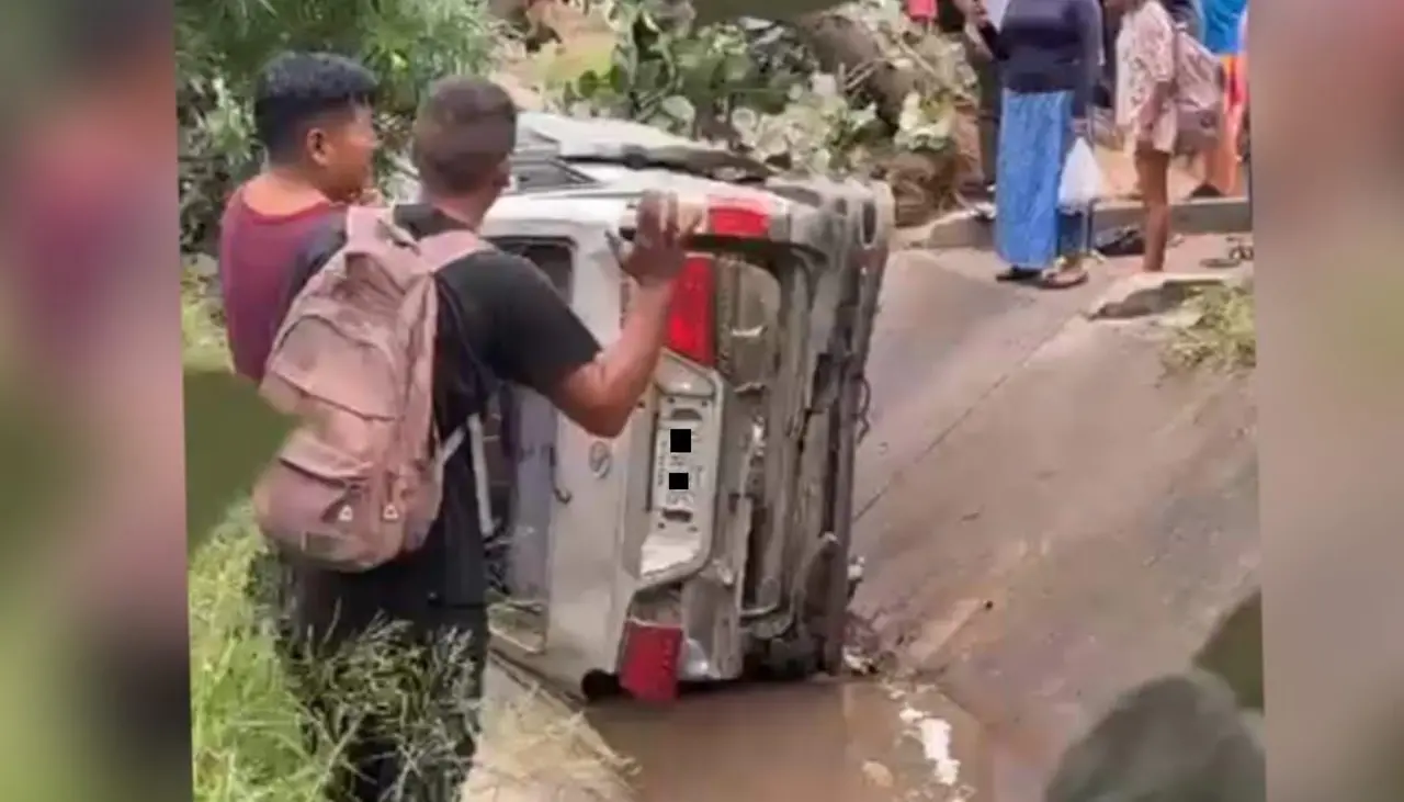 Santa Cruz: Caída de un minibús en un canal dejó seis personas heridas en el Plan Tres Mil
