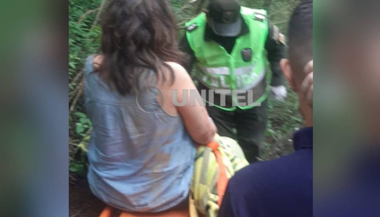 Madre herida quedó abrazando a su bebé en un barranco tras accidente en Samaipata, en la ruta Santa Cruz - Cochabamba