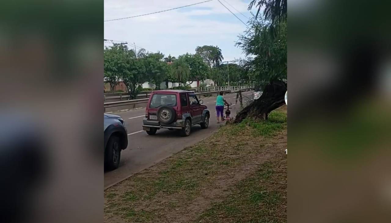 ¿En la fila por gasolina?: Captan a una conductora en Santa Cruz separando espacio con un carrito de bebé