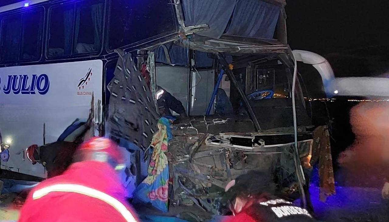 Choque entre un bus y un camión cargado de papa deja un fallecido en la carretera que une Cochabamba con Oruro