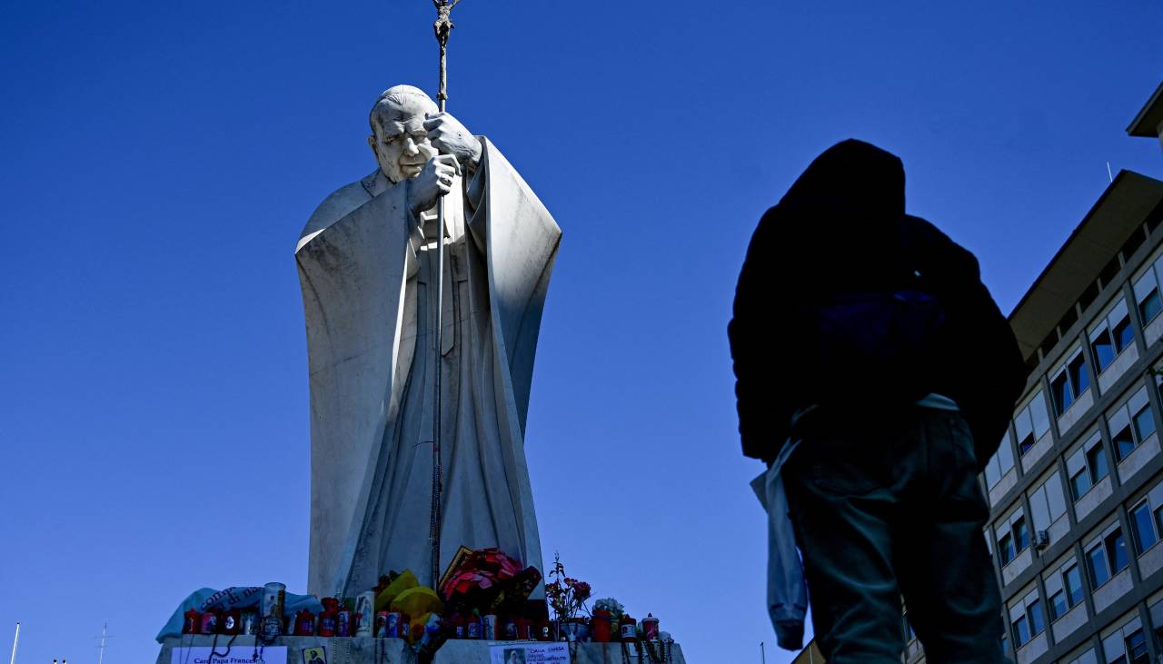 El papa, hospitalizado, pide el final de los conflictos en el mundo en una carta