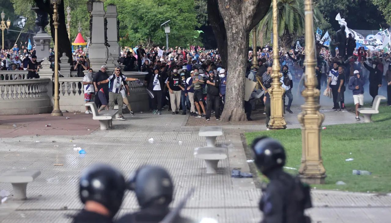 Violentos enfrentamientos con policías en protesta de jubilados e hinchas de fútbol argentino