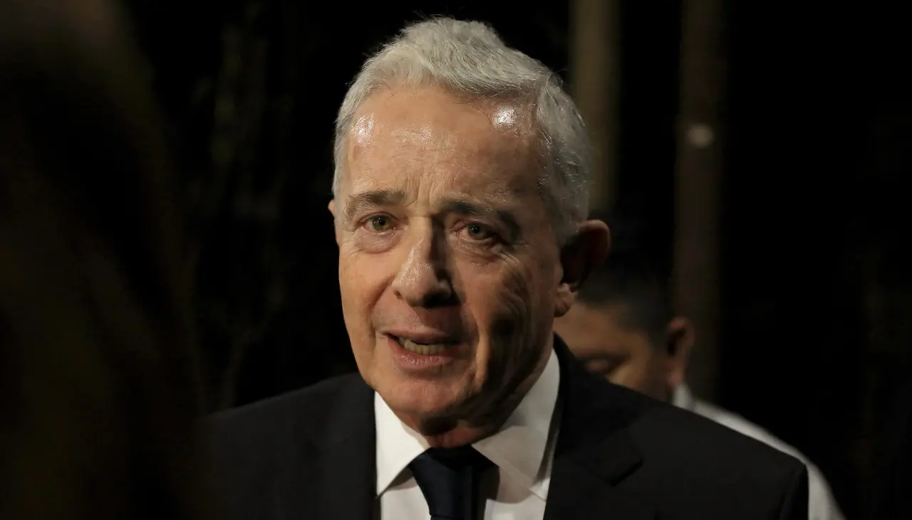 Justicia de Colombia revoca condena contra expresidente Uribe por soborno y fraude procesal