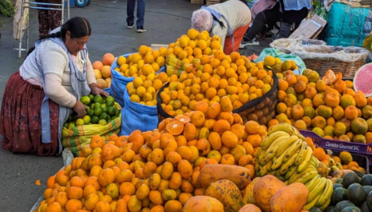 Falta de diésel provoca alza en el precio de las frutas en un mercado de La Paz, dicen comerciantes 