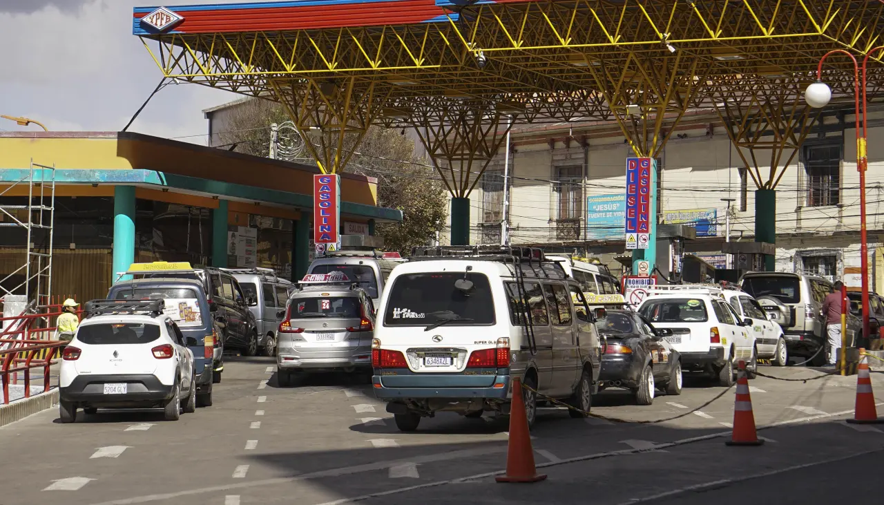 Choferes marcharán este miércoles desde El Alto a La Paz en contra de la escasez de combustible y el alza de precios 