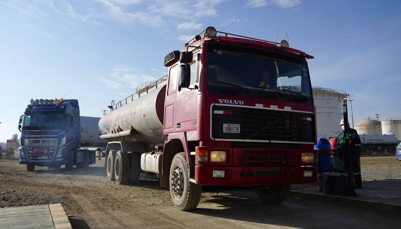 YPFB anuncia que normalizará “en las siguientes horas” el suministro de diésel en La Paz y El Alto y culpa al bloqueo