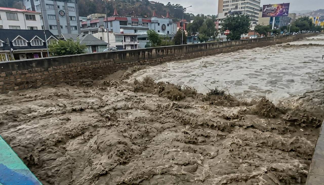 Intensa lluvia eleva el caudal de los ríos y provoca el desplome de dos muros en La Paz
