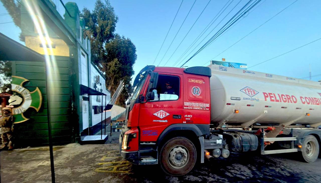 YPFB habilita punto móvil de venta de gasolina en el Regimiento Ingavi de El Alto 