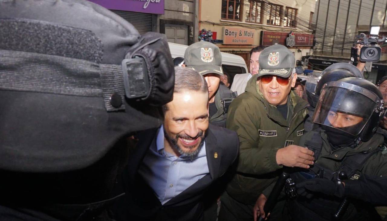 “Ya falta poco”: Camacho al salir de su audiencia en la que busca defenderse en libertad