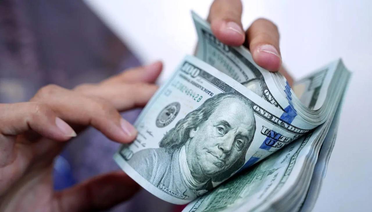 Dólar oficial vuelve a superar los Bs 12 y este martes el BCB hará anuncios sobre la política monetaria y cambiaria