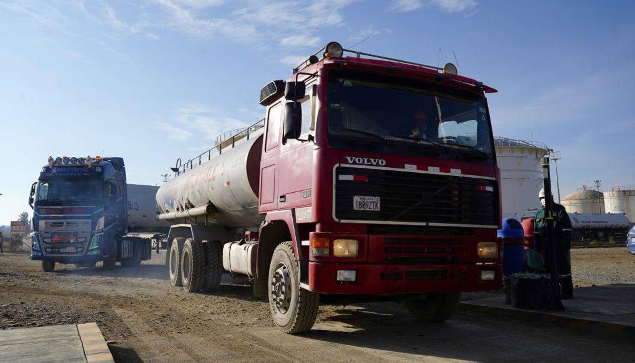 YPFB anuncia que normalizará “en las siguientes horas” el suministro de diésel en La Paz y El Alto y culpa al bloqueo