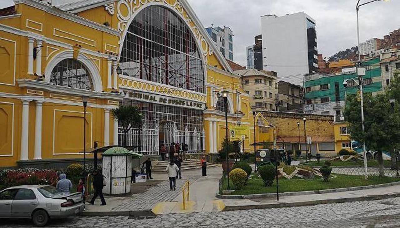 En la terminal de La Paz hay restricciones para viajes a Santa Cruz por los bloqueos; las salidas a los Yungas son normales